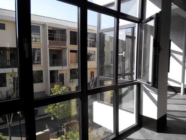 斷橋鋁封陽臺廠家沒選好，終于知道為啥漏水了